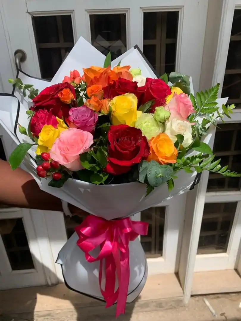 Mixed Roses & Seasonal flowers (M)